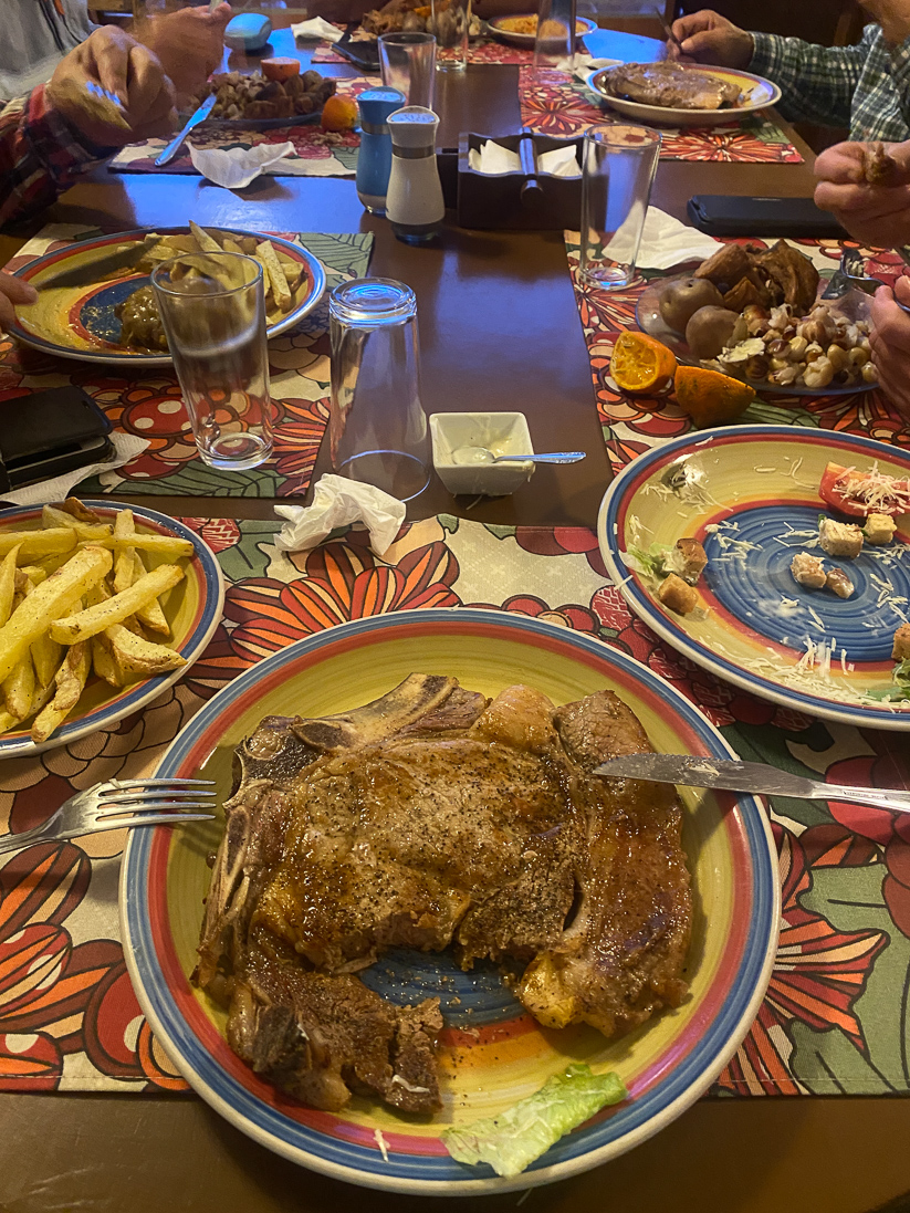 Typiska enorma köttstycken